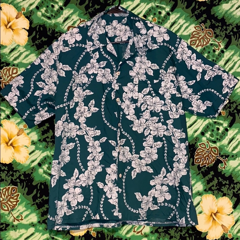 Men’s Hawaiian button-down shirt.